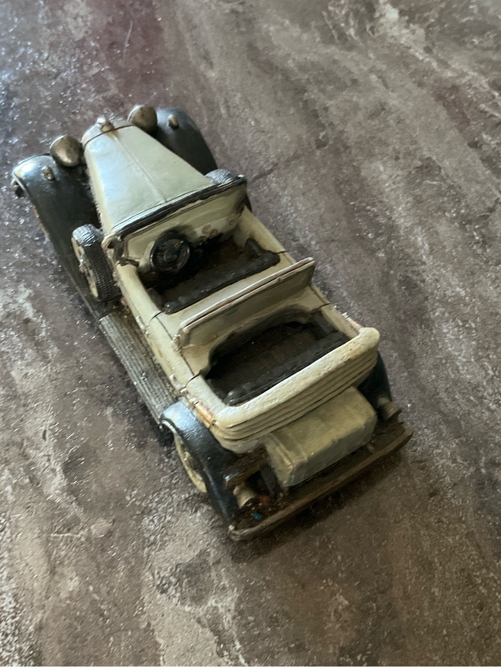 Vintage-Style Collictable Car - Picture 3 of 7